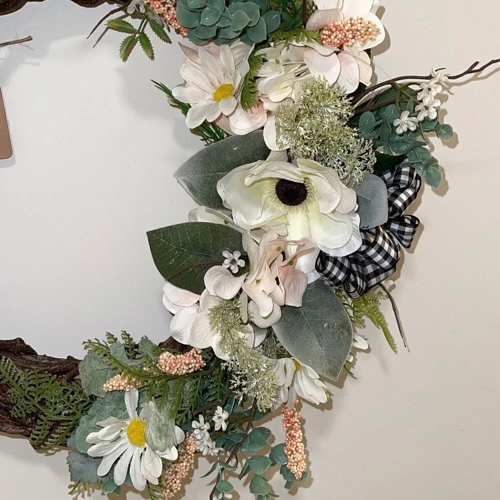 Home‎ Decor. 14” Homemade Wreath. Grapevine. Peach/Cream w/black gingham bow.